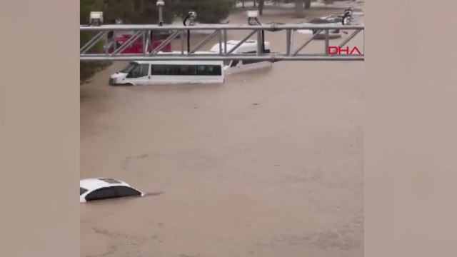 Samsun'daki selde otobüste mahsur kalan 17 kişi kurtarıldı