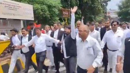 गोरखपुर: वकीलों पर हुए लाठी चार्ज के विरोध में सड़क पर उतरे अधिवक्ता