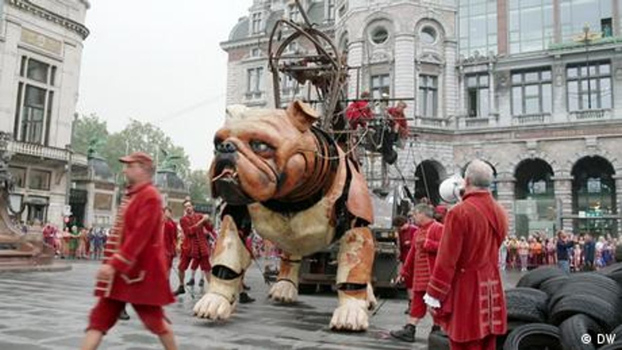 Performance: Riesige Hunde auf den Straßen von Antwerpen