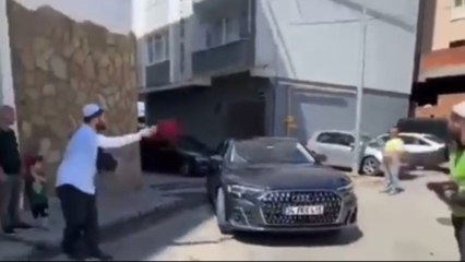 Şeyhin 12 milyon TL’lik çakarlı aracına gül döktüler