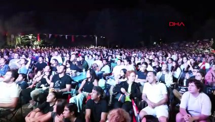 La municipalité de Beşiktaş a diffusé sur écran géant le match final de l'équipe nationale féminine de volleyball.