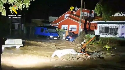 Guardia Civil auxilia a personas atrapadas por el temporal en El Álamo