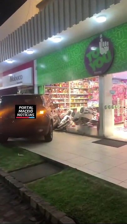 Condutor perde controle e carro invade loja de...