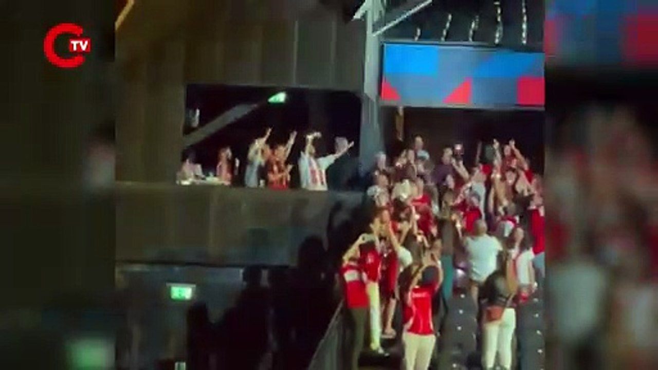 Tarkan şampiyonluk kutlamasında tribünde Erik Dalı oynadı