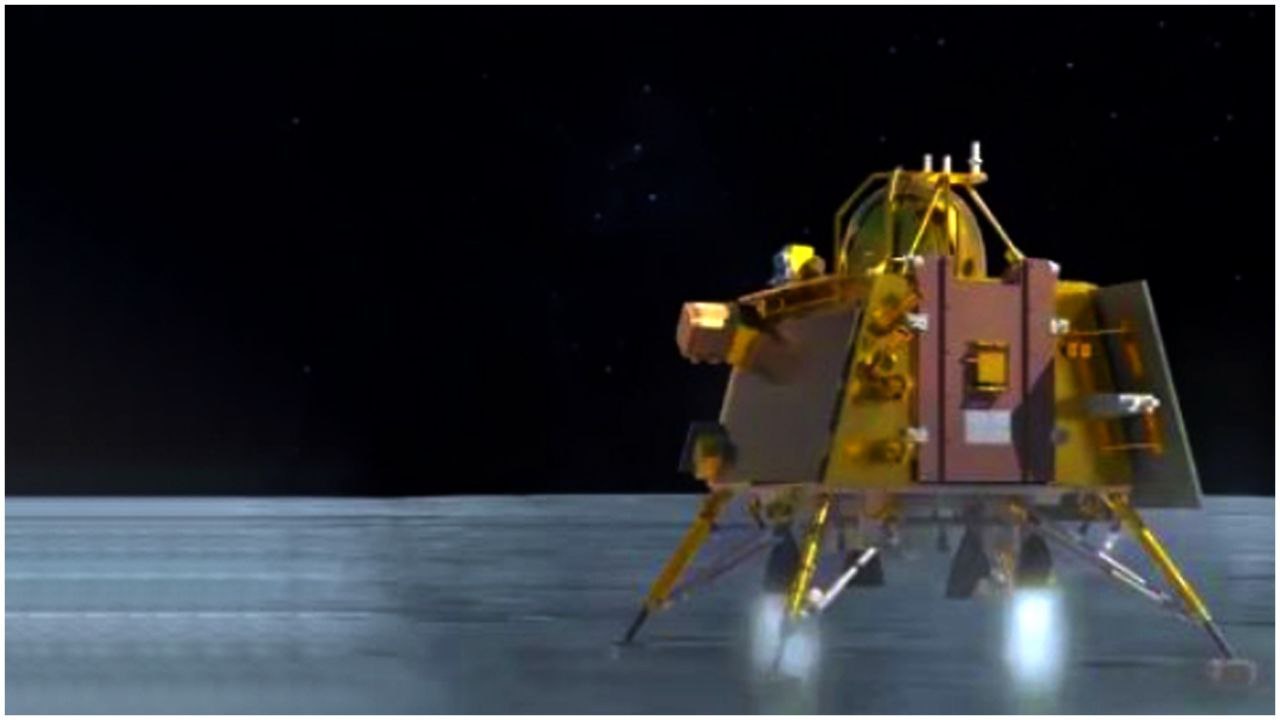 Chandrayaan 3: చంద్రుడి ఉపరితలం పై నుంచి పైకి లేచిన Vikram Lander | Telugu OneIndia
