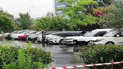 F-4 savaş uçağının parçası araçların üzerine düştü