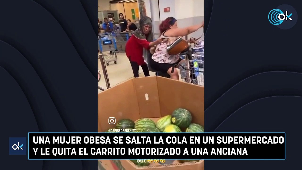 Una mujer obesa se salta la cola en un supermercado y le quita el carrito motorizado a una anciana