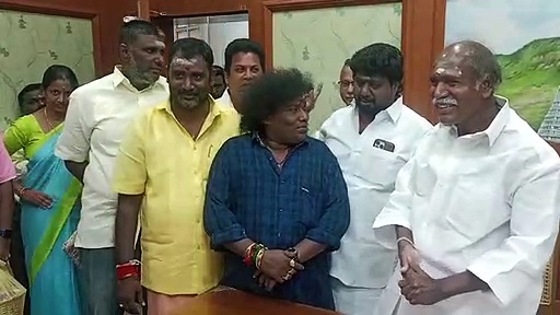 நேரில் சந்தித்த நடிகர் யோகி பாபுவுக்கு விபூதி பூசி ஆசிர்வாதம் வழங்கிய முதல்வர்