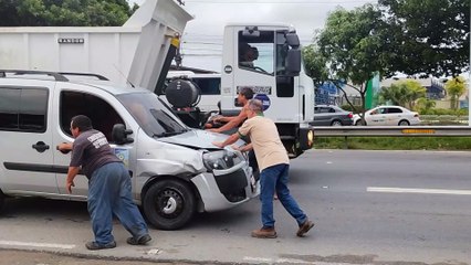 Doblô e caminhão colidem na Durval de Góes Monteiro, em Maceió