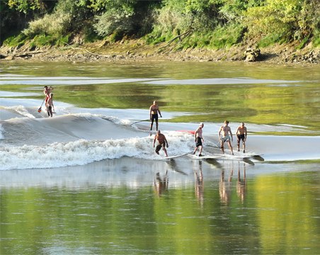 Gironde : sur la Garonne, le mascaret régale nos amis surfeurs
