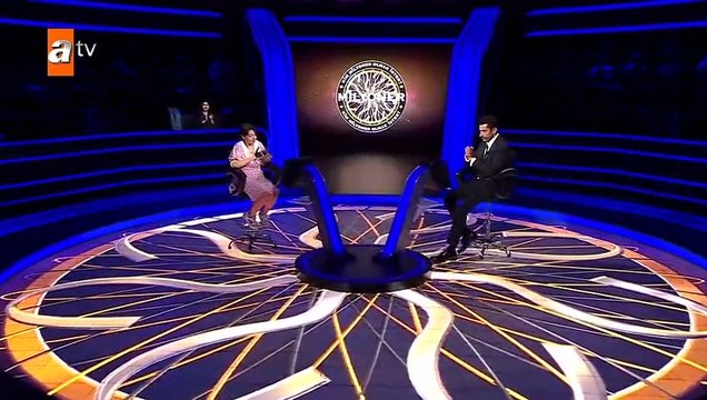 Kenan İmirzalıoğlu a embrassé le front du candidat qui a répondu à la question à un million de dollars dans Qui veut gagner des millions