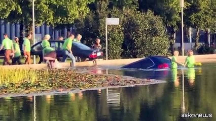 Le auto colano a picco, blitz Greenpeace alla IAA Mobility in Germania