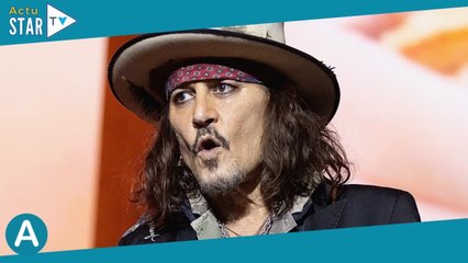 Laissez nous tranquille !  Johnny Depp en couple avec une très jeune et très célèbre actrice  La