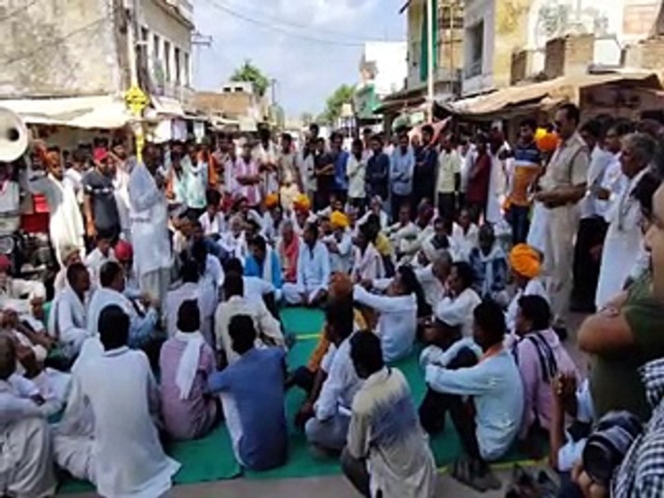 फसल बीमा योजना के नियमों में बदलाव, किसानों का फूटा गुस्सा, किया प्रदर्शन-video