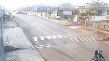 Câmera flagra colisão que resultou em queda de poste no Periolo