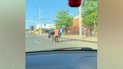 Motosikletin üzerinde motosiklet taşıyan adamlar