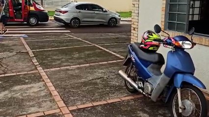 Batida entre carro e moto deixa jovem ferida no Centro de Toledo