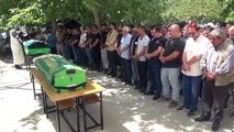 Balıkesir'de Otomobil ve Motosiklet Çarpıştı: Güvenlik Görevlisi ve Eşi Hayatını Kaybetti