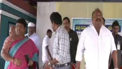 కరీంనగర్: దివ్యాంగులకు వినికిడి, ట్రై సైకిళ్లు పంపిణీ చేసిన మంత్రి గంగుల