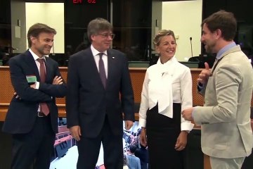 Puigdemont i Díaz es comprometen a “explorar totes les solucions democràtiques” després de tres hores de reunió