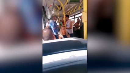 Otobüste bir kadın sinir krizi geçirdi: Benim ülkemi lezbiyen yapamayacaksınız