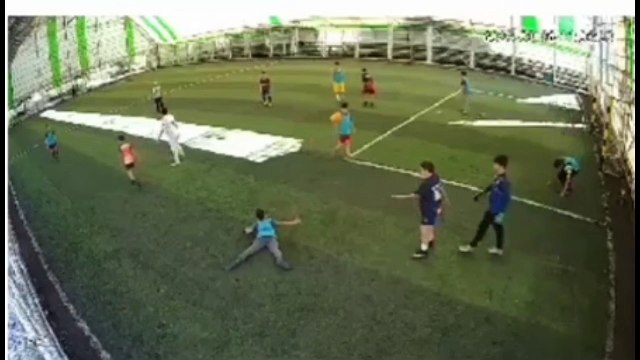 Böyle antrenör olmaz olsun! Oğluna faul yapan öğrenciyi tekme tokat dövdü