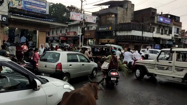 video story-पार्किंग न होने से आए दिन लगता है जाम, खड़े होते बेतरतीब वाहन