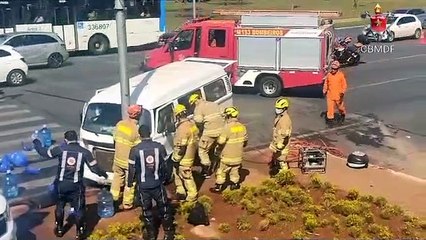 Colisão no Eixo Monumental danifica semáforos.