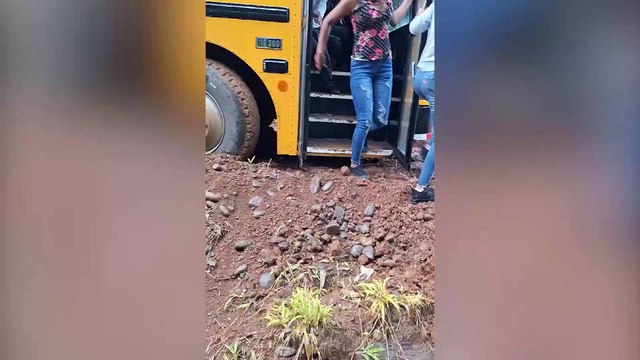 ¡Peligro! Mal estado de puente casi provoca caída de bus con 30 estudiantes