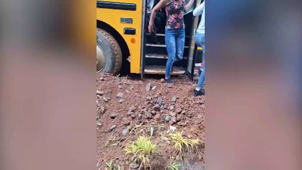 ¡Peligro! Mal estado de puente casi provoca caída de bus con 30 estudiantes