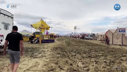 Burning Man  festivalinde yağışın neden olduğu çamur yüzünden binlerce kişi mahsur kaldı