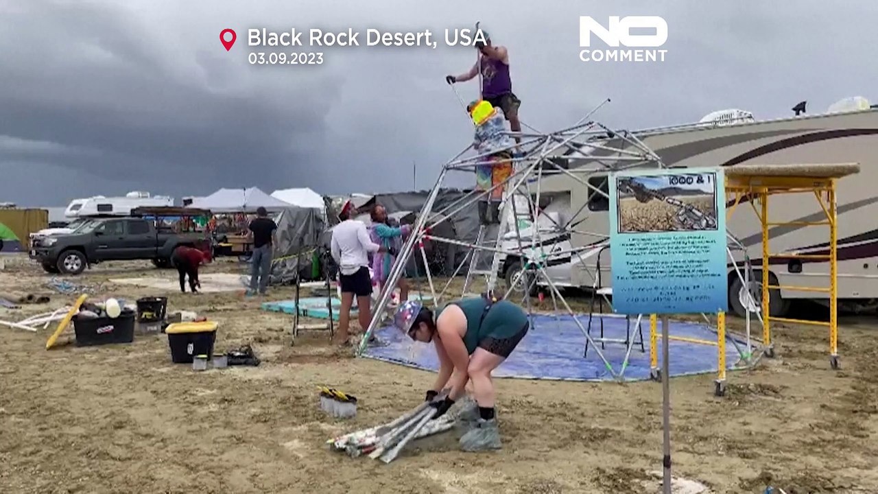 Zehntausende von Festivalbesuchern stecken in der Wüste von Nevada fest