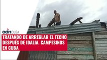 Tratando de arreglar el techo después de Idalia. Campesinos en Cuba