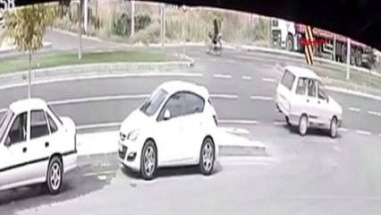 Niğde'de Kavşakta Kaza: Otomobil Çarpışması ve Kadının Yola Savrulması Güvenlik Kamerasında