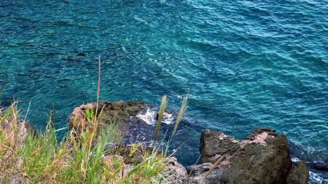 Calm the mind - Sound of Ocean Waves Crashing on the Rocks
