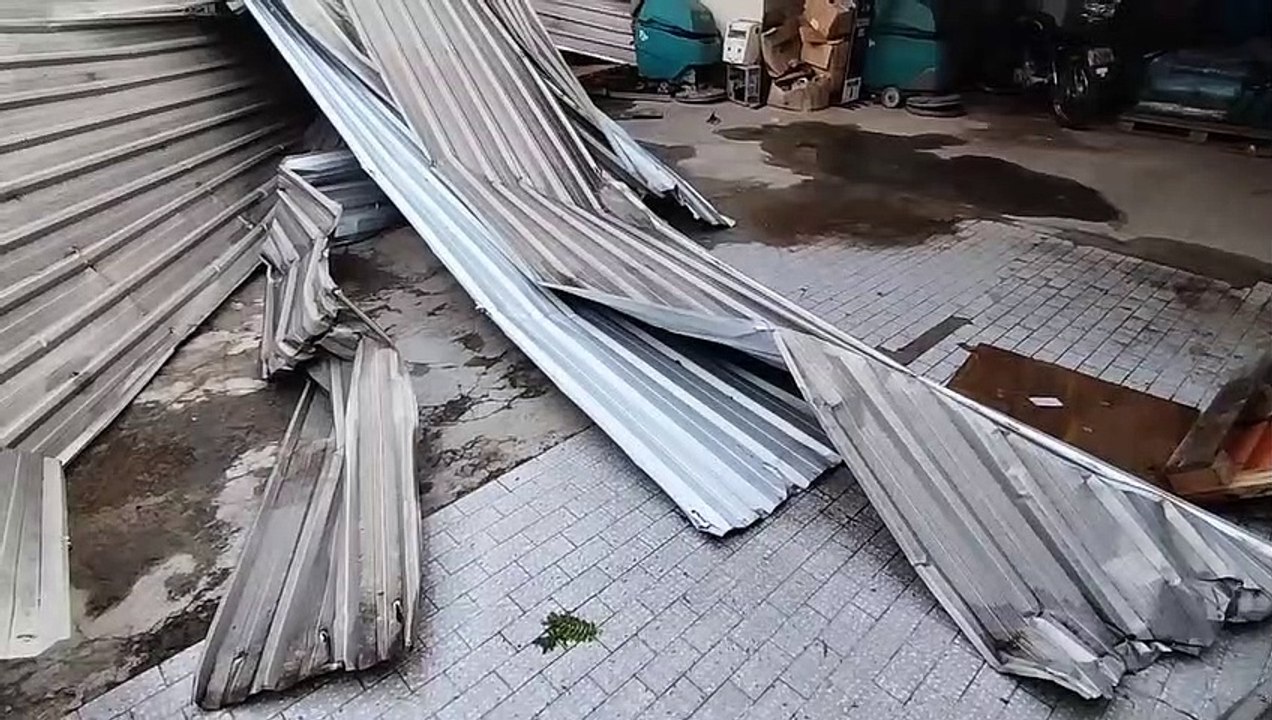 Mau tempo provoca destelhamento de casas, quedas de árvores e muitos prejuízos em Umuarama