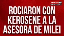 Rociaron con kerosene a la asesora de Milei