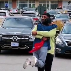 Une Réunion Émouvante : Après 7 Ans, Une Sœur Retrouve Son Frère ! ❤️