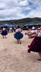 Perrito irrumpe en baile folklórico