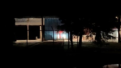 Bombeiros combatem incêndio em empresa de grãos