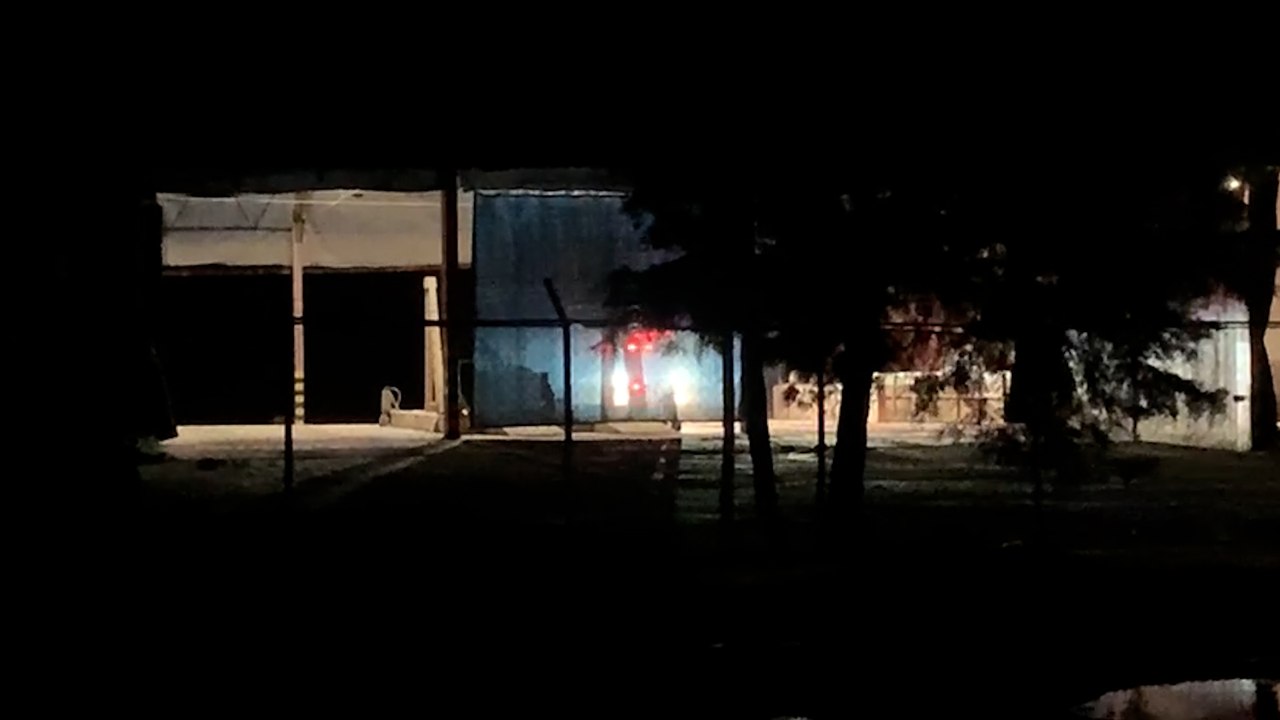 Bombeiros combatem incêndio em empresa de grãos
