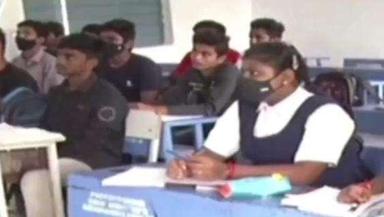 కుండపోత వర్షం.. పాఠశాలలకు సెలవు ప్రకటించిన ప్రభుత్వం