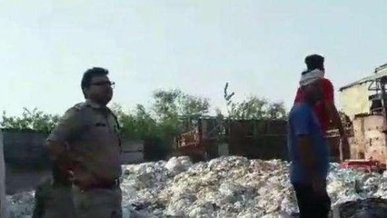 गाजियाबाद: पेपर गोदाम में लगी भीषण आग, मची भगदड़