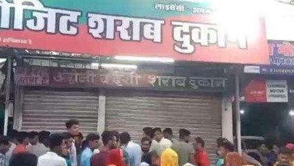जबलपुर: शराब दुकान में कांग्रेस नेता ने की तालाबंदी, छेड़छाड़ करने के लगाए आरोप
