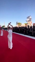 Melis Sezen, qui a participé à la Mostra de Venise, a pris d'assaut le tapis rouge avec son décolleté