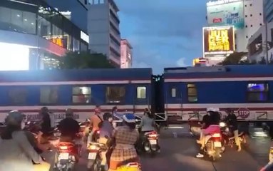 Tai nạn khiến đoàn tàu lửa nằm chắn ngang đường lớn