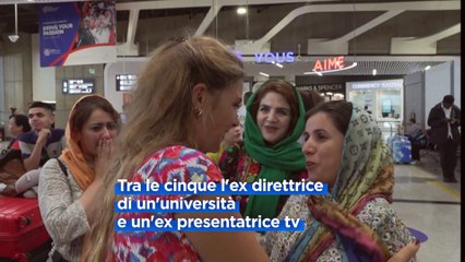 In fuga dall'Afghanistan dei Talebani. Parigi accoglie cinque donne
