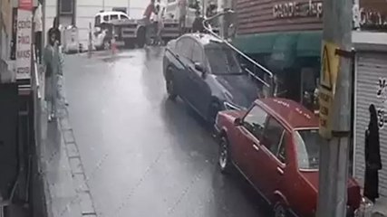 Arnavutköy’de dönerci sahibi, içeri sızan yağları caddeye boşaltınca ilginç görüntüler ortaya çıktı