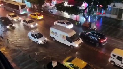 Antalya'da Şiddetli Sağanak Yağış Ulaşımı Olumsuz Etkiledi