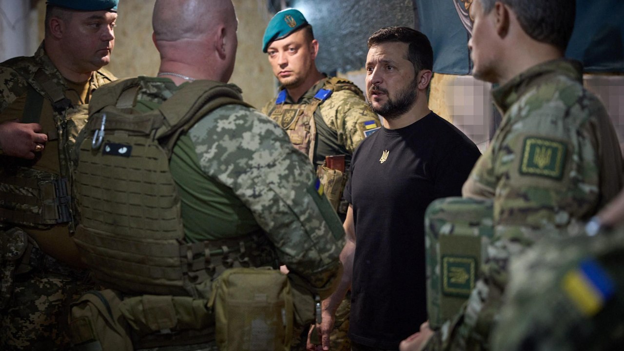 Zelensky visite les troupes ukrainiennes près de la ligne de front